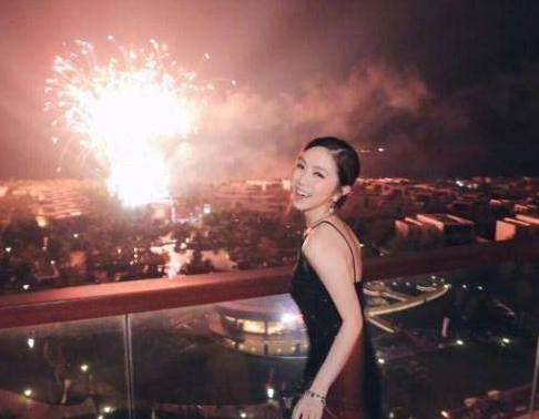 当邓紫棋脱下皮裤, 网友直呼: 想不到能把人鱼裙穿这么仙，真厉害