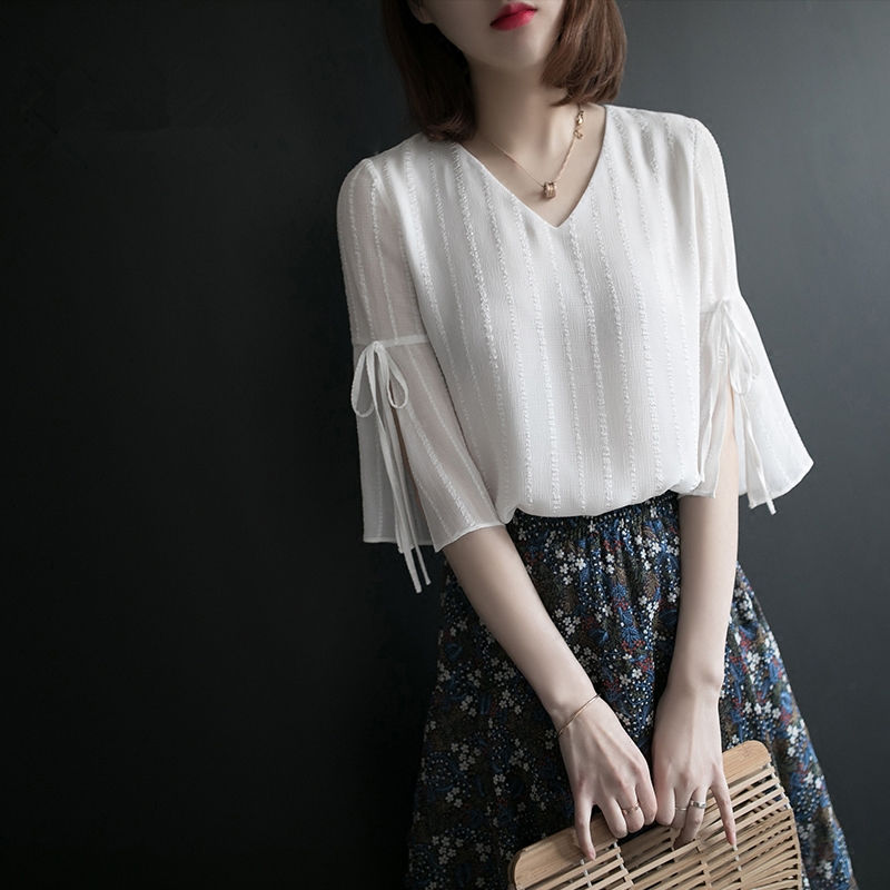 出去玩，穿裙子不方便!45岁婆婆穿这小衫，配萝卜裤，美过风景