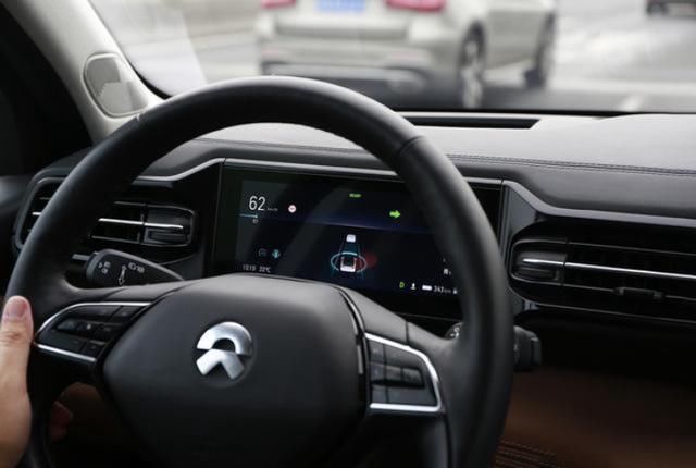  「不愧」为何有人在超车道上还打左转向灯？知道原因后新手：不