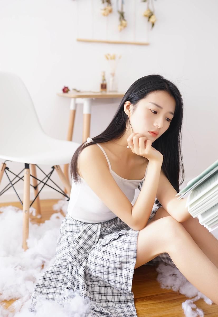 性感美女白色吊带衫私房写真图片