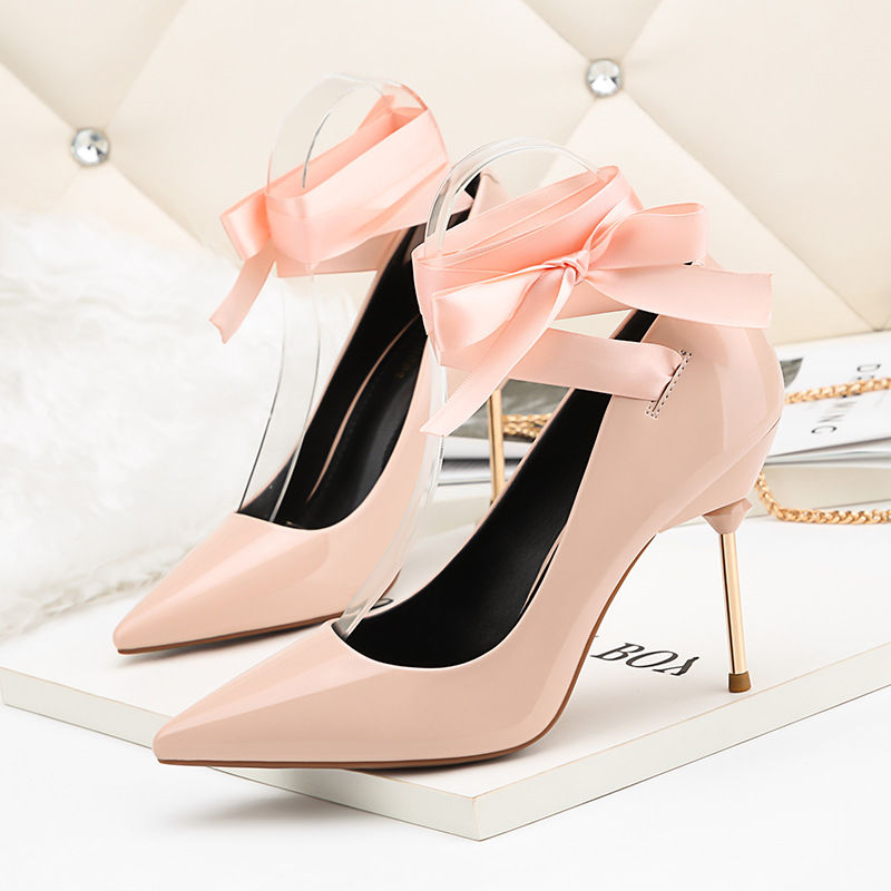 这样的高跟鞋太有特色了，就连男人看了都目不转睛