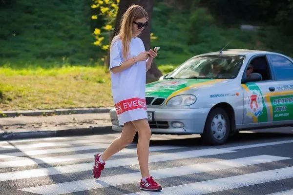 最佳| 裙子+球鞋是夏天最舒服最美的穿搭，别说你还不知道!