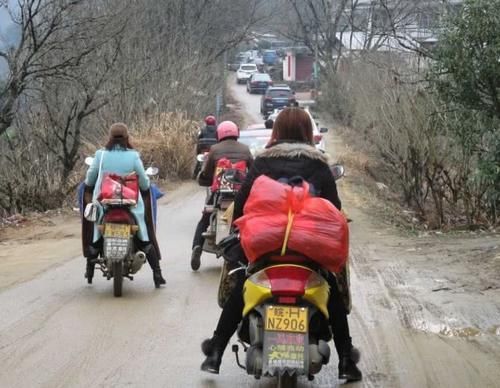  「摩托车」在农村风靡一时的摩托车，为何现在很少人用了？原因