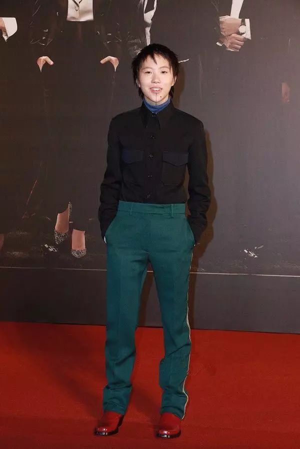 窦靖童穿裤子三角区太抢眼，还把漱口杯挂腰上，看不懂你的时尚