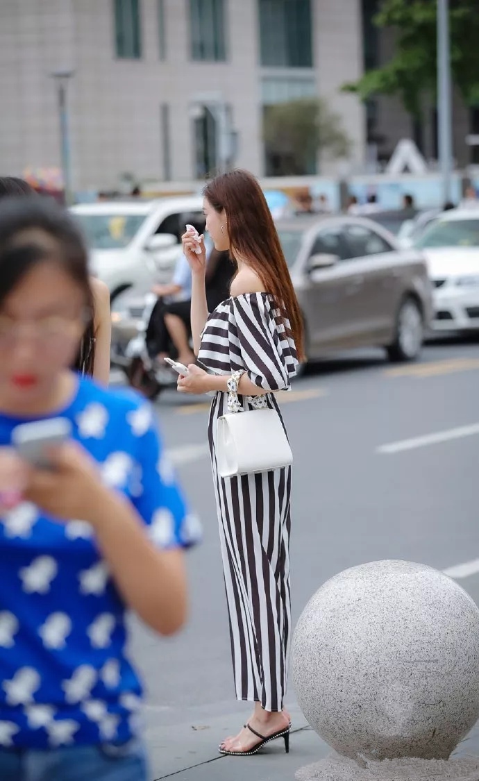 美女街拍：成熟高挑挺拔美女，高冷性感或甜美火辣你更喜欢哪种？