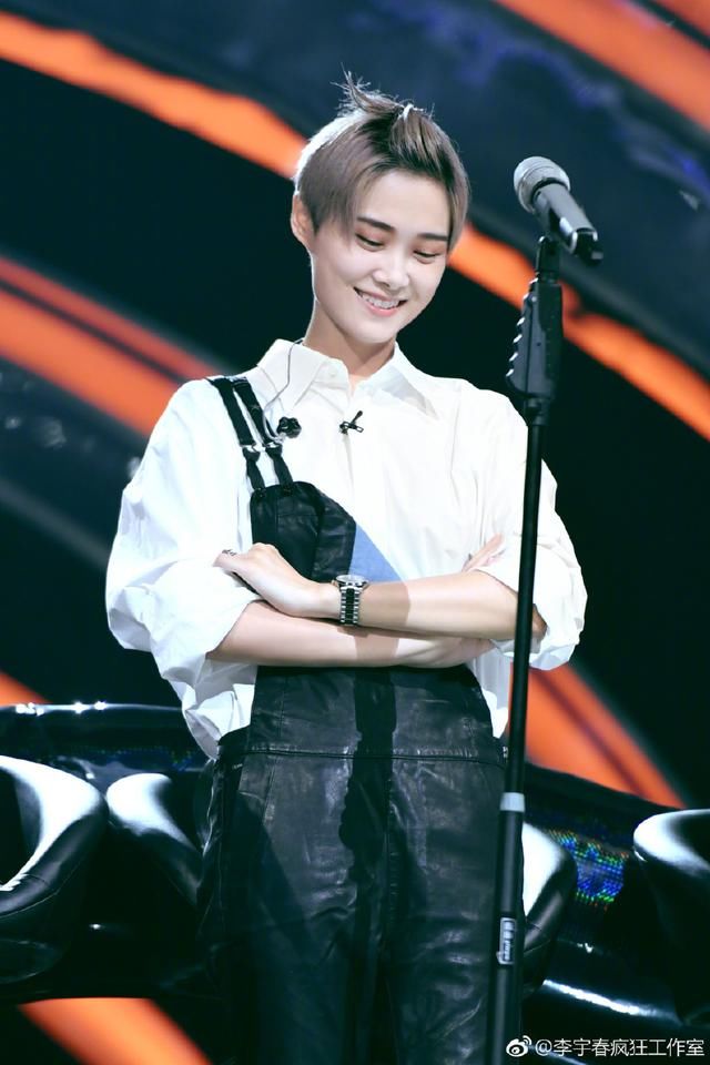 李宇春终于穿对衣服了！红色外套搭配短裤，网友：越来越有女人味