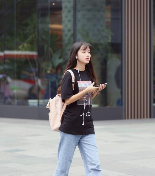 极品打底裤小姐姐身姿曼妙,打造时尚女神范,彰显纤细小蛮腰!