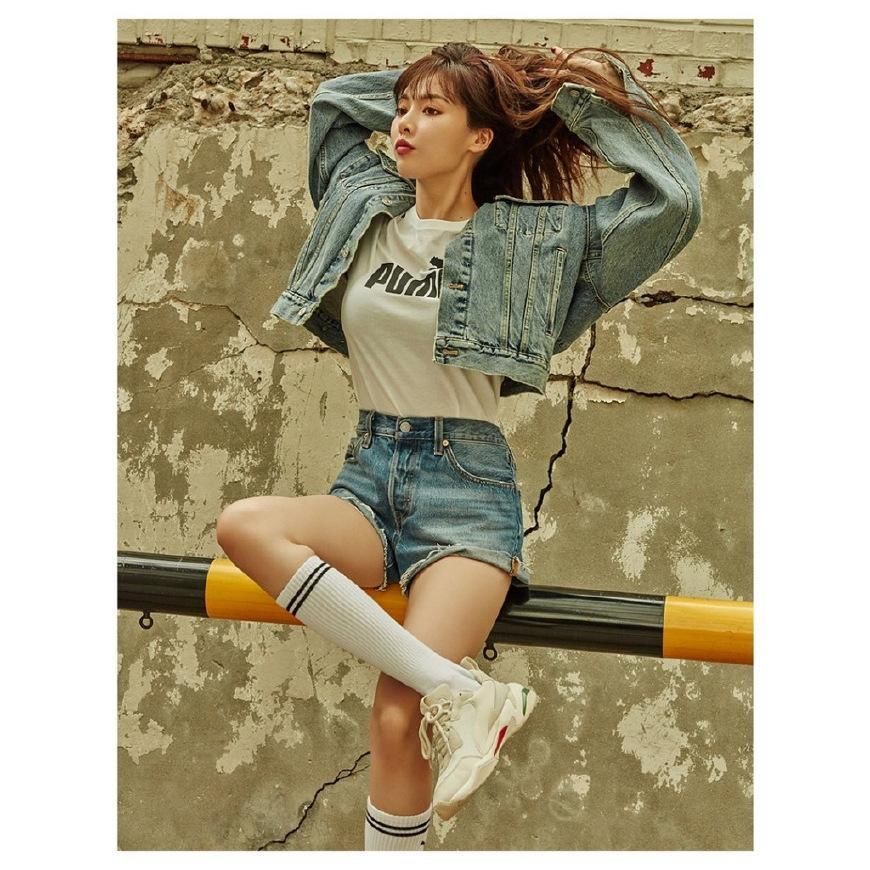 金泫雅厉害了!牛仔短裙+黑色t恤尽显大长腿，网友:腿长2米8