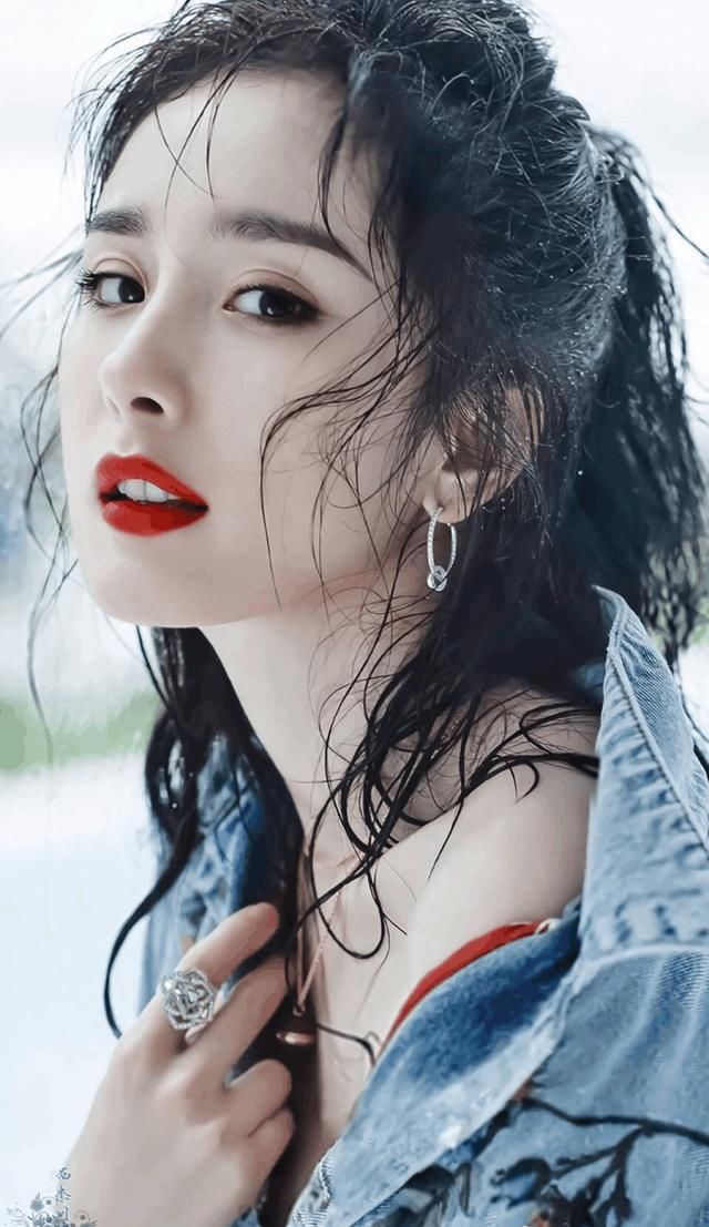 娱乐圈达到C杯以上的女星,不仅只有柳岩!还有性感迷人的她们