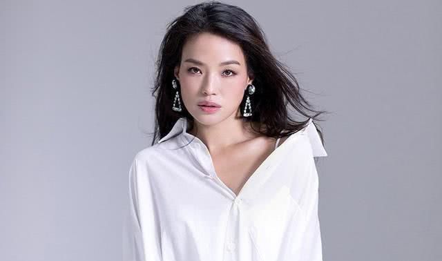  「脖间还佩戴了一」44岁的她依旧风情万种，时尚服饰穿搭高档珠宝首饰，让她无比惊艳