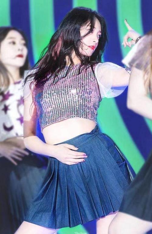 鞠婧祎和周洁琼同穿百褶短裙，一个清纯可人，一个性感撩人！