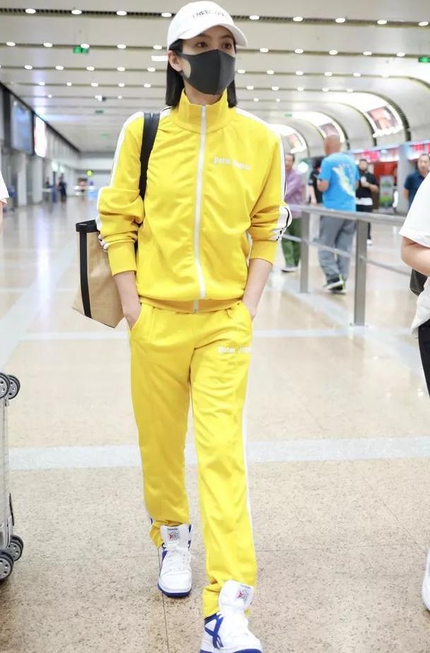 窦靖童周迅忘年交同框，同款搪瓷杯要不要来一只？