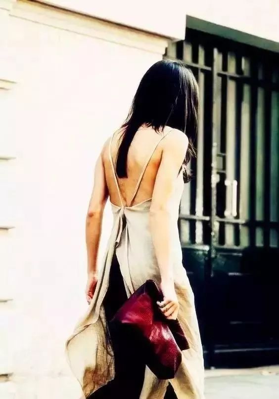 明星们的最新时尚，裙子搭裤子，你觉得好看吗？