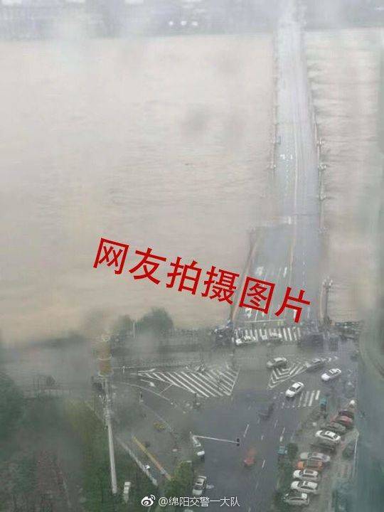 辟谣!鳄鱼逃跑、大桥被淹、美女被救…都是假的!这些信息才是真的