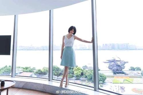 高圆圆真会装嫩，吊带衫却配了这样一条裙子，赵又廷快来管管！