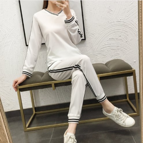 上海大街上居然没人穿裙子?原来金秋流行减龄休闲装，真洋气