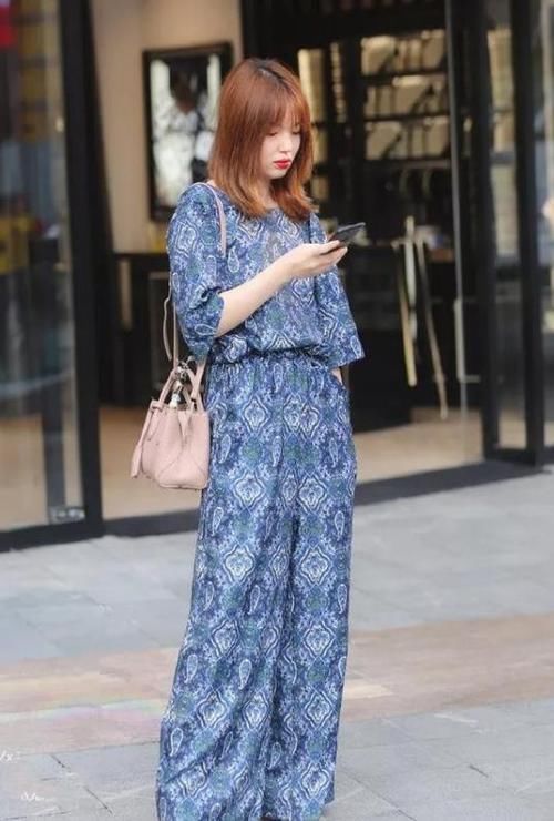  「小姐姐」潮范儿女神来了，街拍：瑰姿艳逸的美女，一件白色上衣配黑色短裙，时尚魅力气质