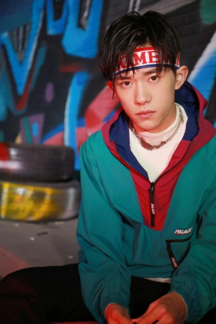 易烊千玺火到国外，带猫咪拍广告，一身潮装让韩国机场都瘫痪了!