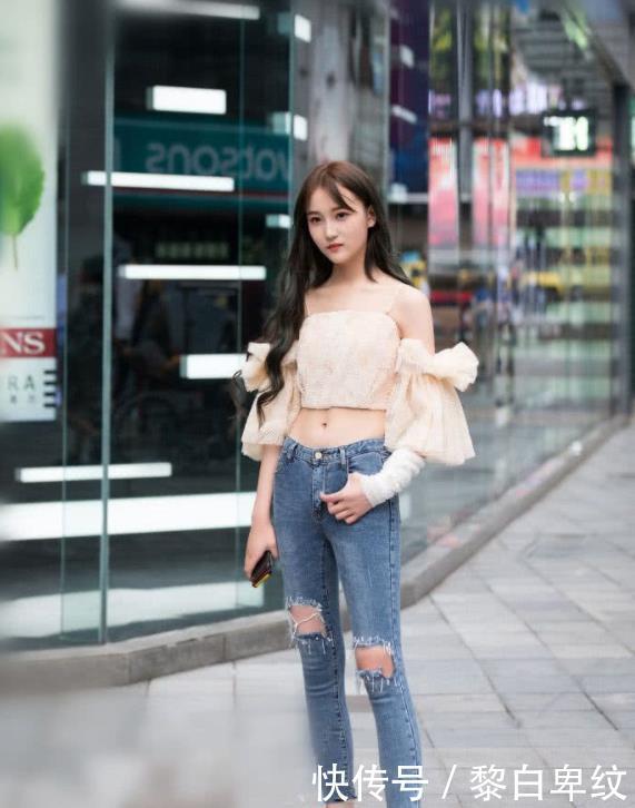 美女：大衣配美女，好看又时髦，街拍：图1小姐姐这应该是大胆炫腹吧