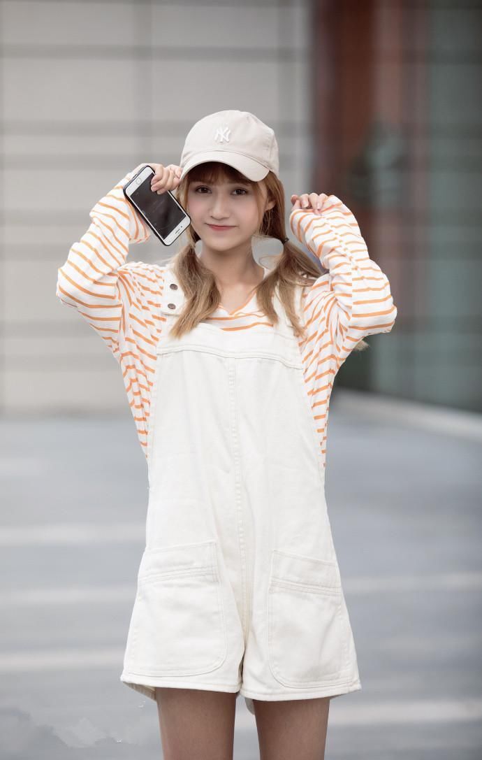 路人街拍，可爱小姐姐穿着俏皮又时尚，令人移不开眼!