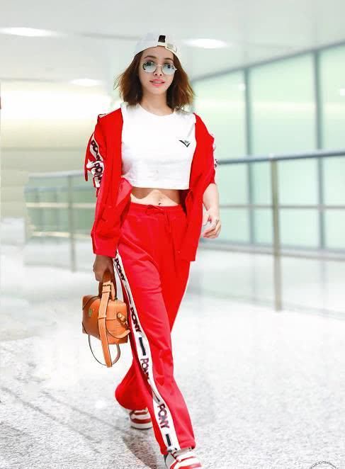 120斤徐冬冬和82斤蔡依林同穿露脐装，网友：干瘦和丰腴的差别