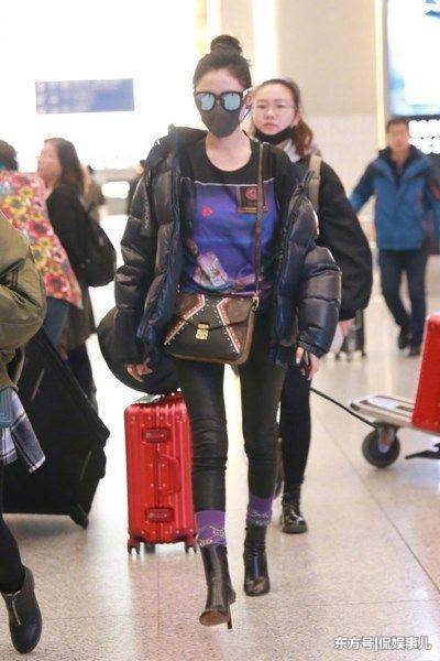 张天爱咋想的？袜子直接套在裤子外，网友：是刚从农村插秧回来吗