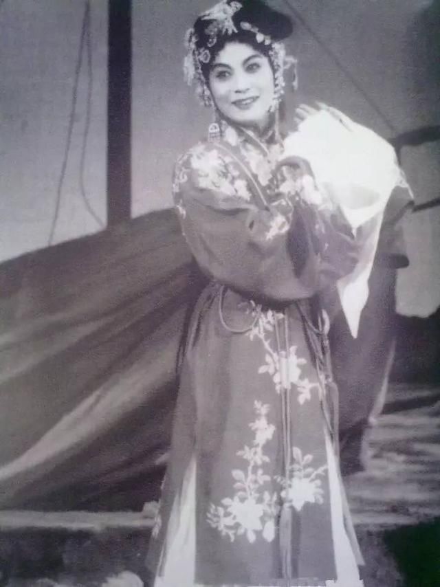 《小白玉霜：死前说了一句令人心痛的话，一代巨星含恨陨落》