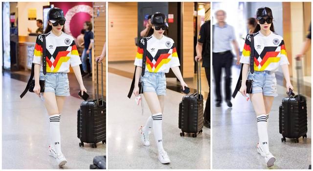 戚薇背33000的包包，化身足球迷妹，运动套装一套比一套好看