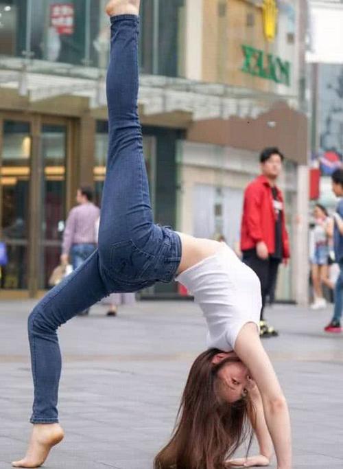 小姐姐搭配牛仔裤,展现自然流畅的线条,美到极致!