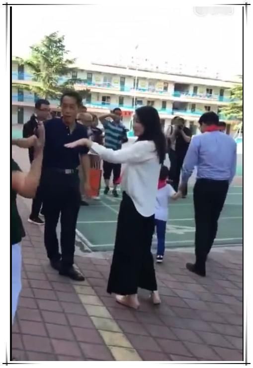 路人镜头下的郭晶晶，穿着朴素似路人，网友:这才是真正的豪门!