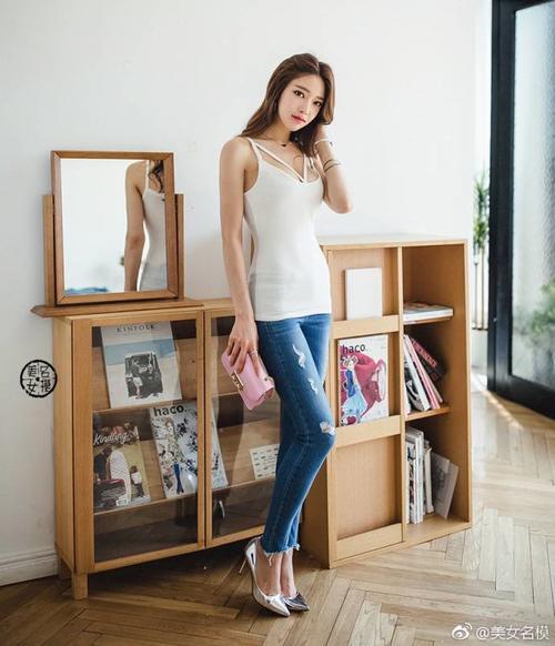 室内美女写真集，小姐姐紧身牛仔裤搭配白色小背心，时尚又美丽！