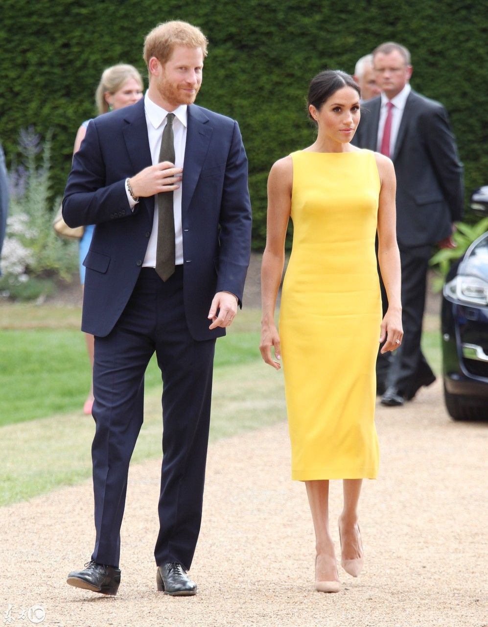 梅根和哈里王子出席活动 梅根穿黄色无袖连衣裙 简洁优雅大气