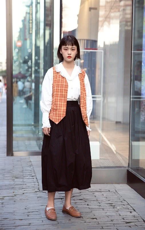 #短发#街拍:清新靓丽的短发美女,白衬衫马甲搭配黑色裙子,落落大方