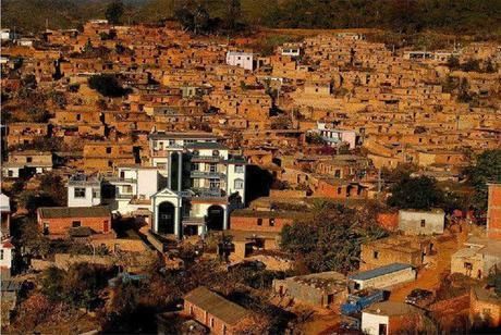 中国最奇特的村庄，800多间屋子连成一片，快递小哥到这得懵了