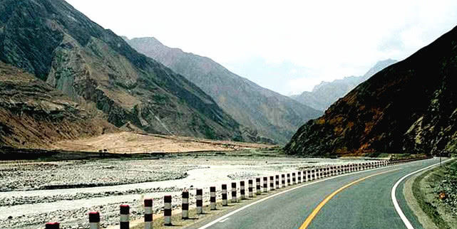  「堪称」堪称世界第8大奇迹，海拔5500米处建公路，3万人花20年