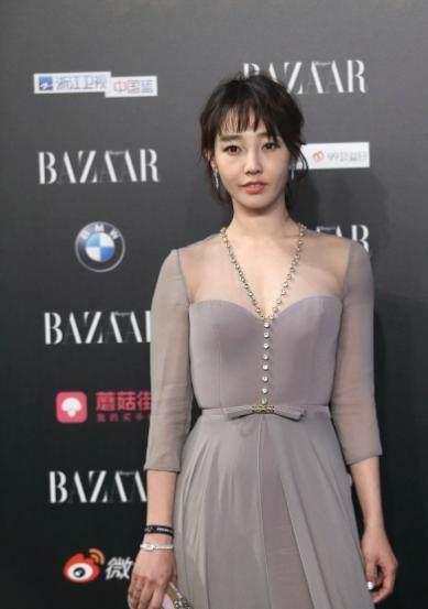 白百何现身活动, 抹胸长裙一片哗然, 网友: 还嫌流言不够多吗?