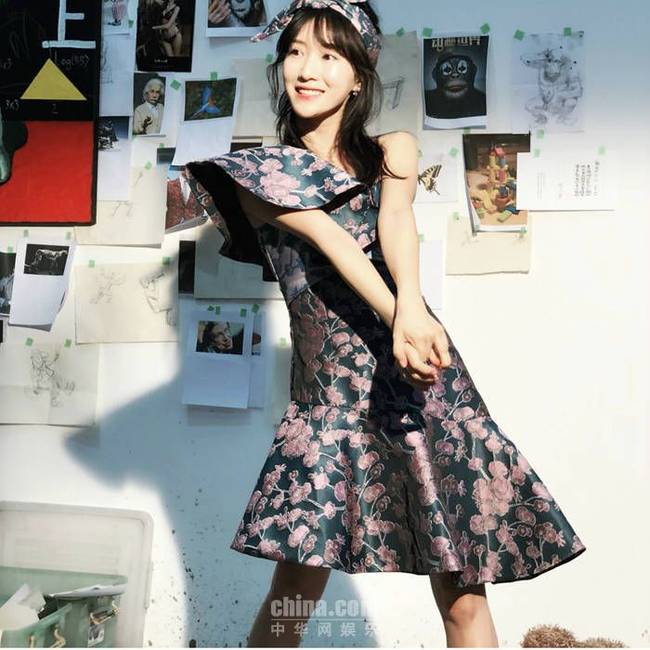 李念解锁ins曝美图 中西斜肩礼服更显知性美