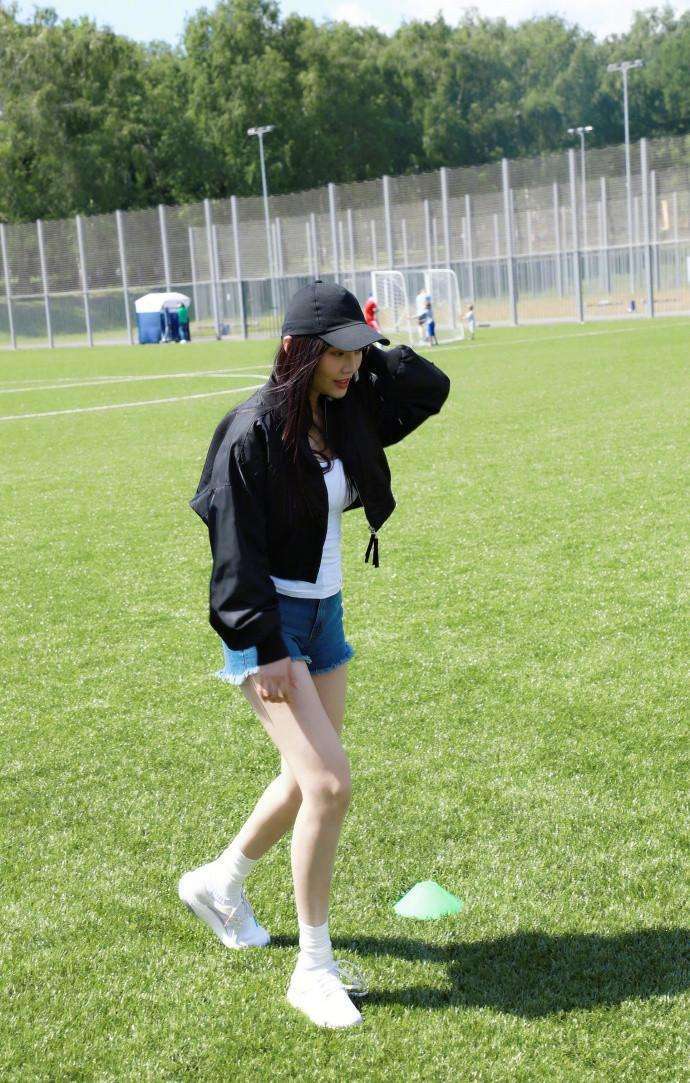 徐冬冬低调现身, T恤搭半身裙接地气, 网友却凭借着身材认出了她