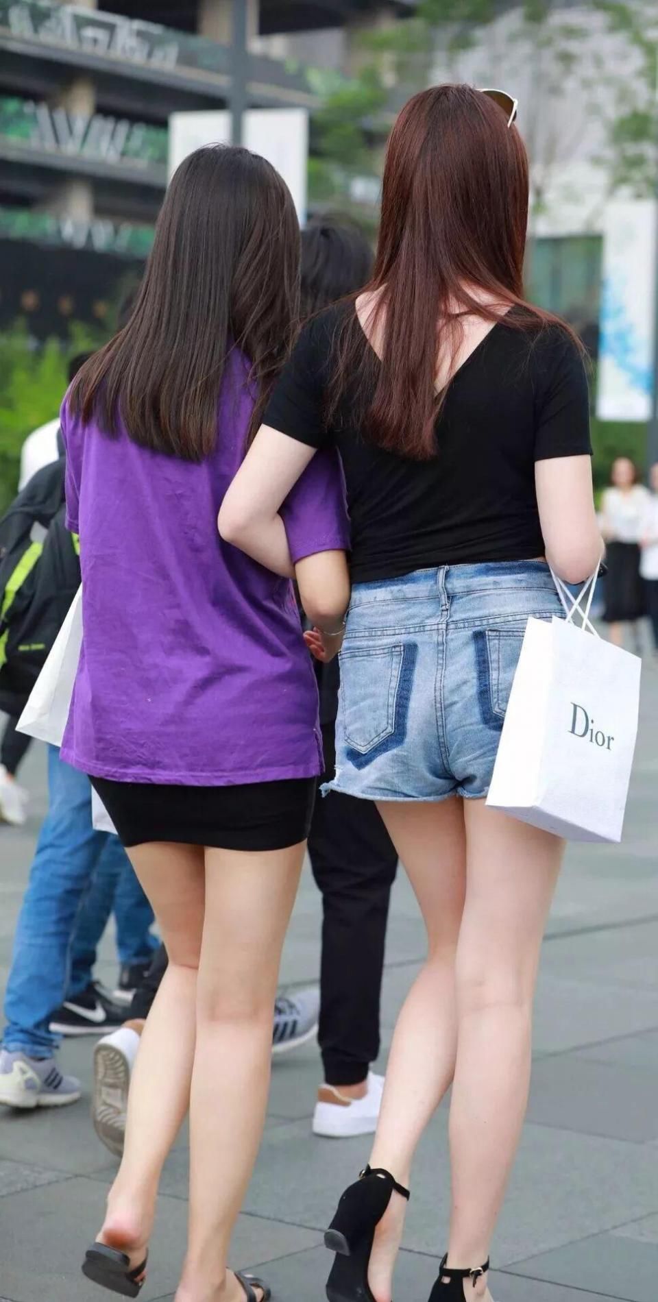 街拍：两位闺蜜时尚出街，瞬间美呆了路人