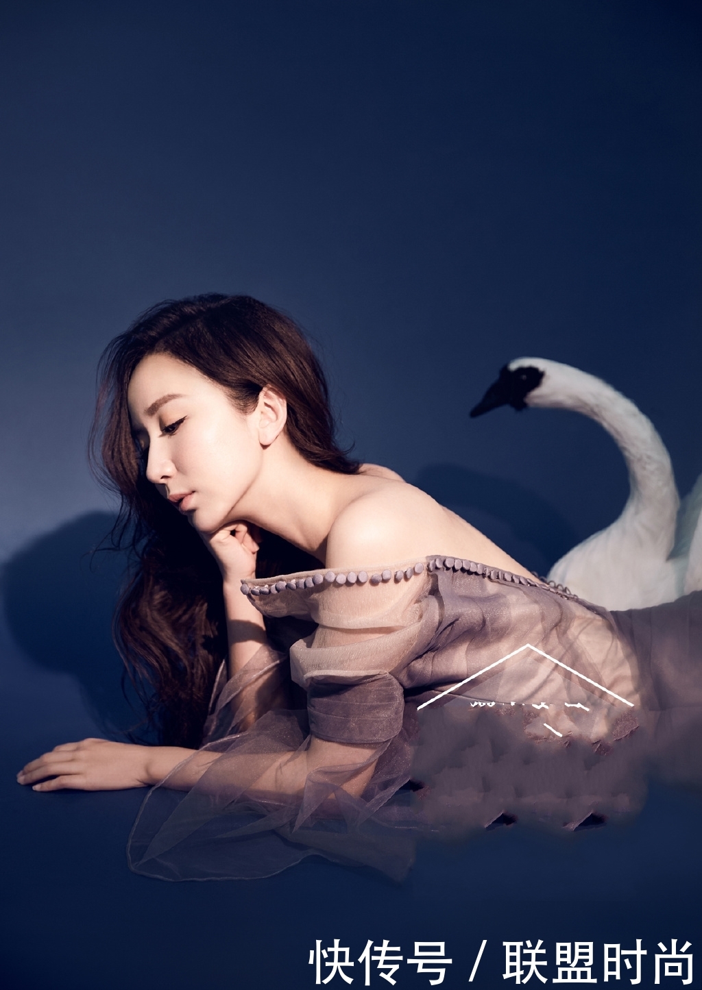 娄艺潇穿露背开叉裙，暴露了一双惊艳美腿，网友：身材比例简直了