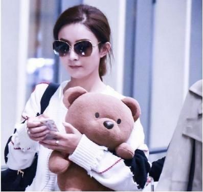 陈乔恩带活物现身机场,网友:你不柔弱了?