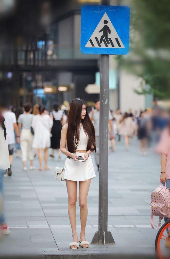 成都街拍, 风景虽好人更美, 美女穿搭休闲窈窕身材更引人注目欣赏