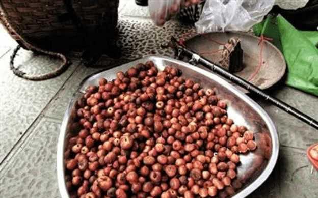  城里人■这种长在地里的水果，农村人舍不得吃,全卖给城里人！