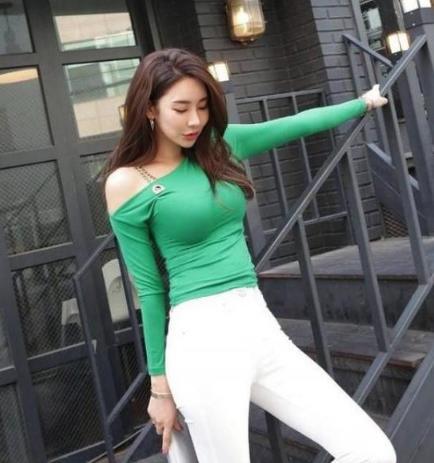 靓丽身材的修身裤的美女，显露曼妙的身材，时尚优雅！