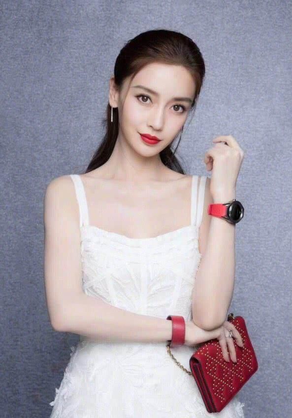 baby的气质真不是盖的，一袭蓝裙美出新高度，宛如真人版芭比娃娃