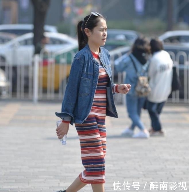  #有型#美女街拍：柔美娇俏的小姐姐，时尚的穿搭，更加甜美有型！