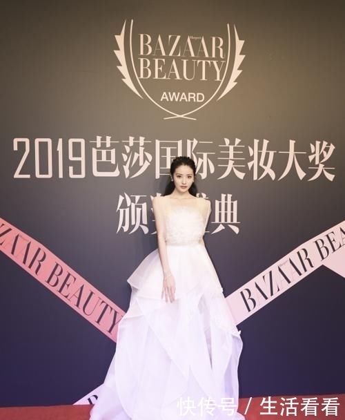 『 出演』如今穿抹胸黑天鹅礼裙，美到不敢认，接替宋祖儿出演《全职高手》