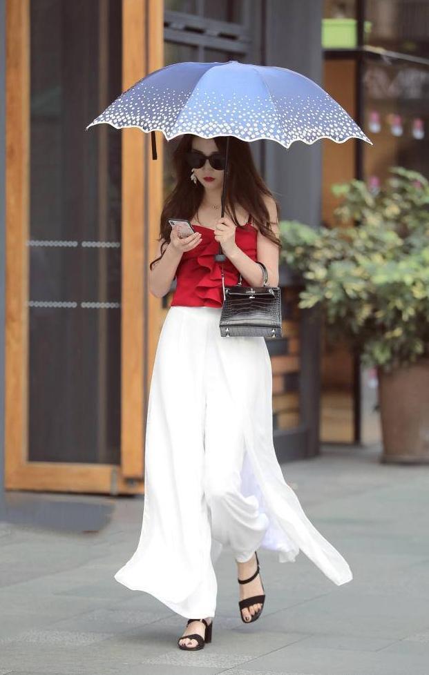 穿蕾丝吊带裙的女孩，半透明的设计，不经意的性感最有杀伤力