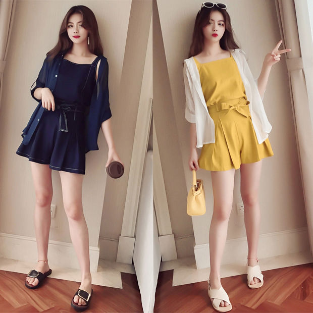 现在女人真大胆，只穿一件小吊带+薄薄一层纱，大方迷人忒惊艳