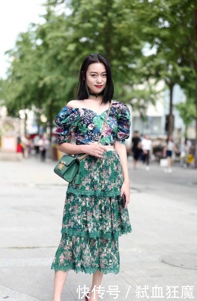 再配@街拍:美女穿短裤,露出大长腿,再配上性感高跟鞋,太时尚!